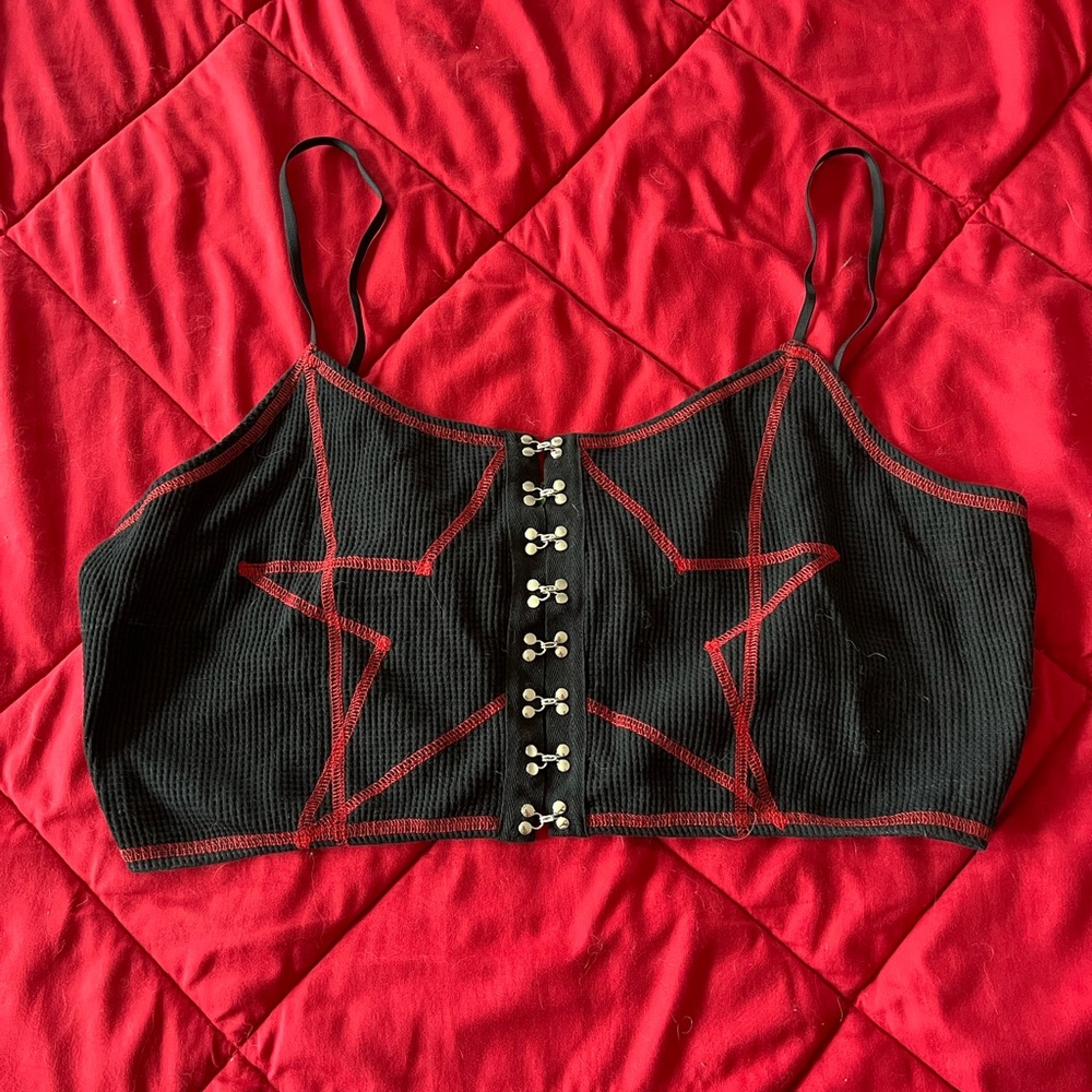 Tunnel vision red and black star cropped cami